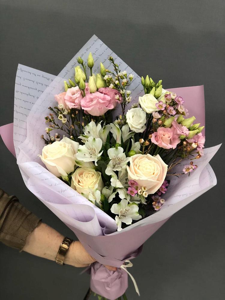 Букет цветов из: Альстромерии, Розы и Лизиантусы в Лебяжьем Кировской области