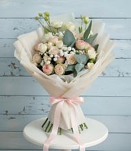 Букет цветов из:  Розы и Лизиантусы в Лебяжьем Кировской области