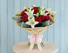 Букет цветов из:  Лилии и Розы в Лебяжьем Кировской области