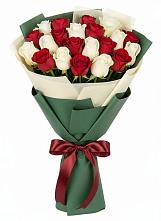 Букет Микс из красных и белых роз в Лебяжьем Кировской области