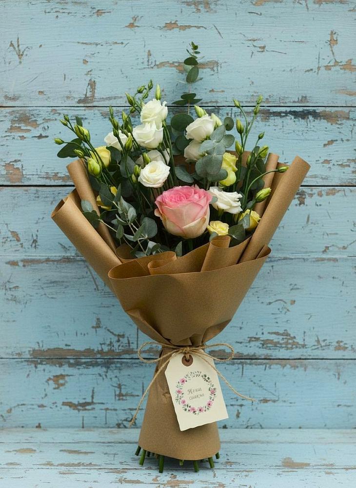 Букет цветов из: Розы и Лизиантусы в Лебяжьем Кировской области