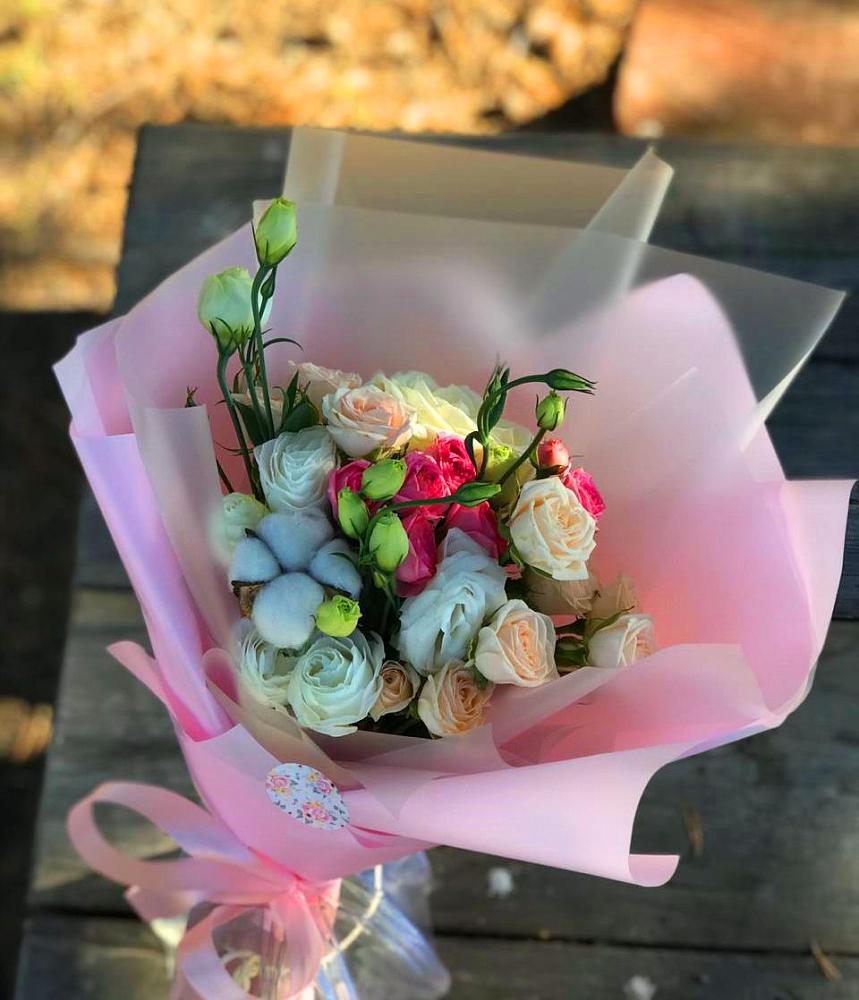 Букет цветов из: Розы и Лизиантусы в Лебяжьем Кировской области