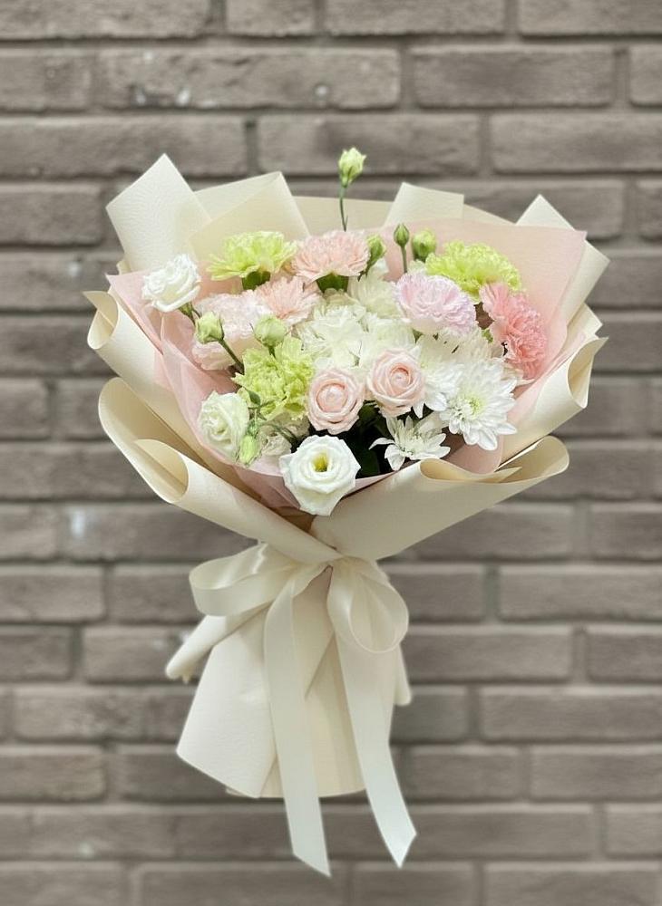 Букет цветов из: Гвоздики, Розы, Лизиантусы и Хризантемы в Лебяжьем Кировской области