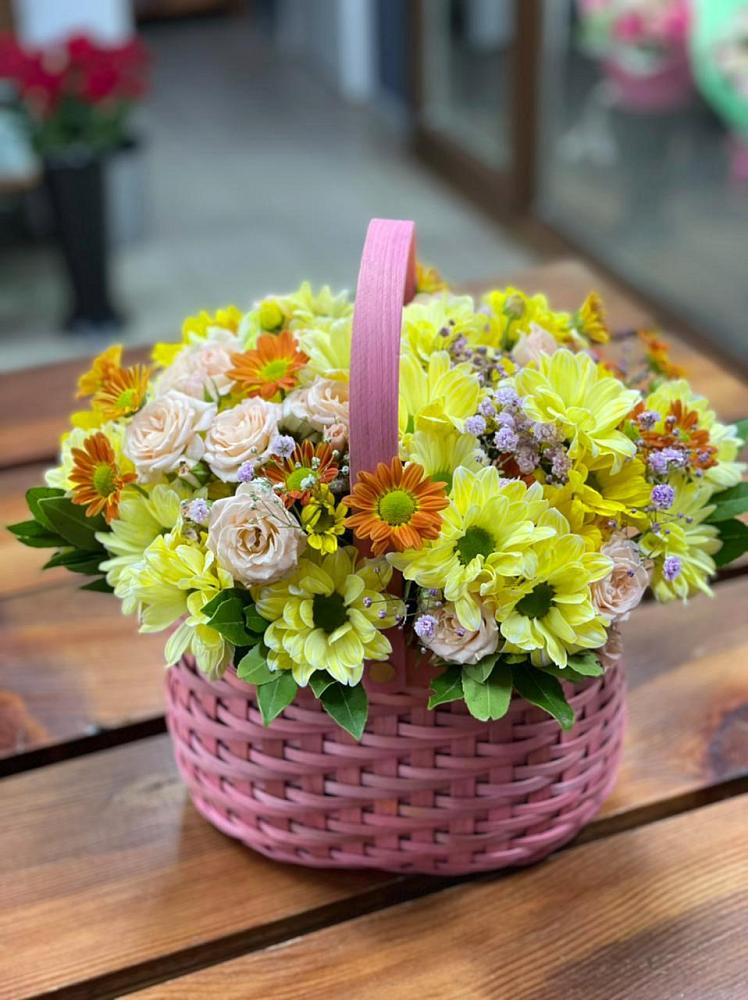 Цветочная композиция из Хризантемы и Розы в корзине в Лебяжьем Кировской области