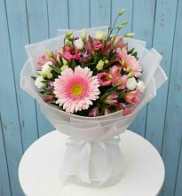 Букет цветов из:  Герберы, Альстромерии и Лизиантусы в Лебяжьем Кировской области