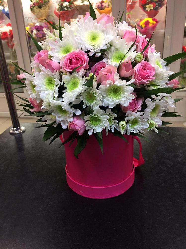 Цветочная композиция из Розы и Хризантемы в шляпной коробке в Лебяжьем Кировской области