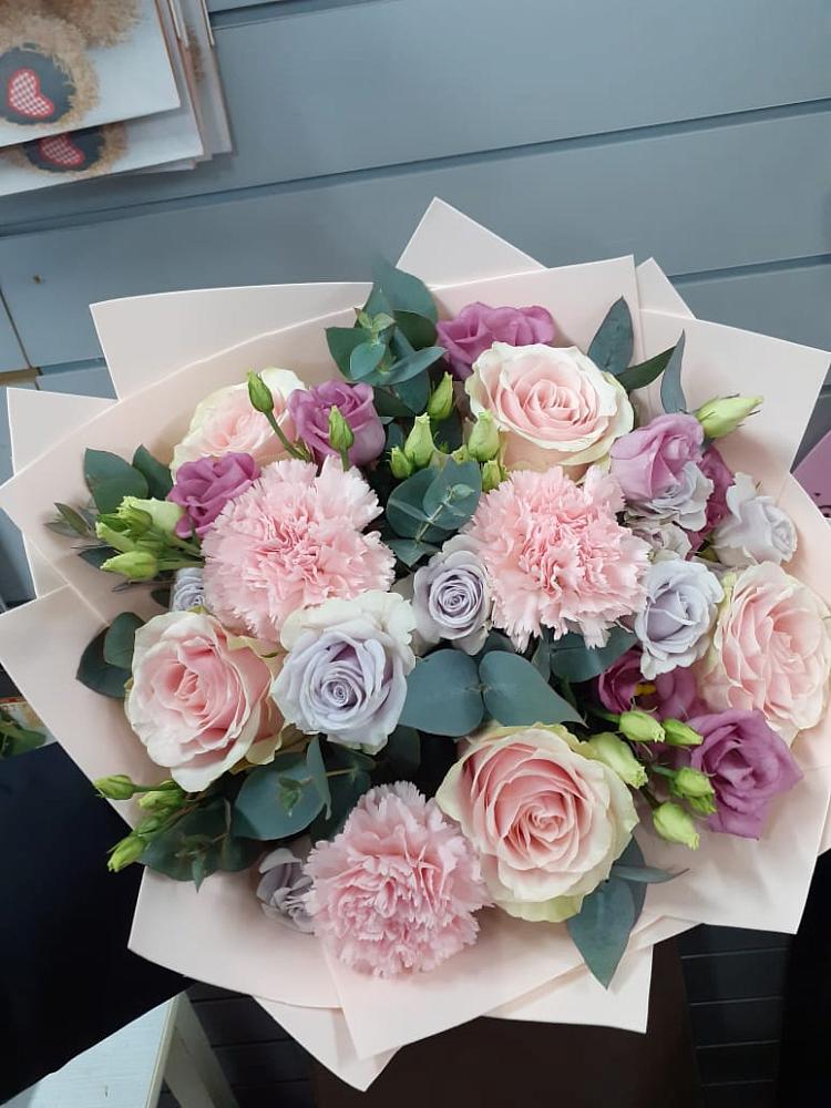 Букет цветов из: Розы, Гвоздики и Лизиантусы в Лебяжьем Кировской области