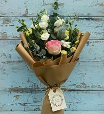Букет цветов из:  Розы и Лизиантусы в Лебяжьем Кировской области