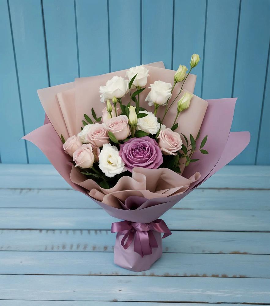 Букет цветов из: Розы и Лизиантусы в Лебяжьем Кировской области